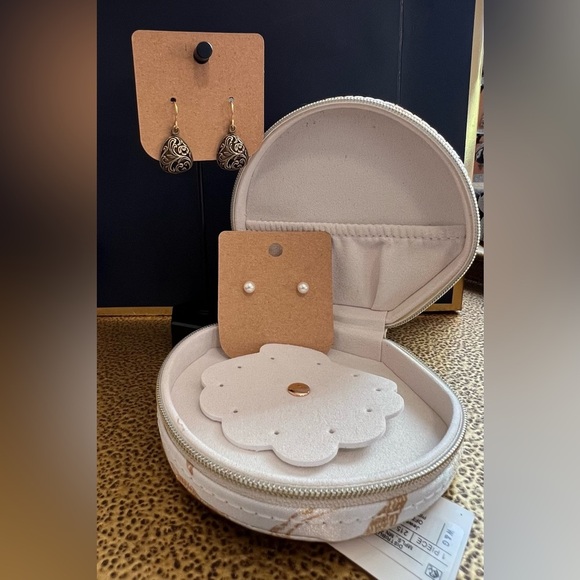 Seashell Travel Jewelry Organizer with Pearl Charm + 2 Pairs Earrings - Picture 3 of 5